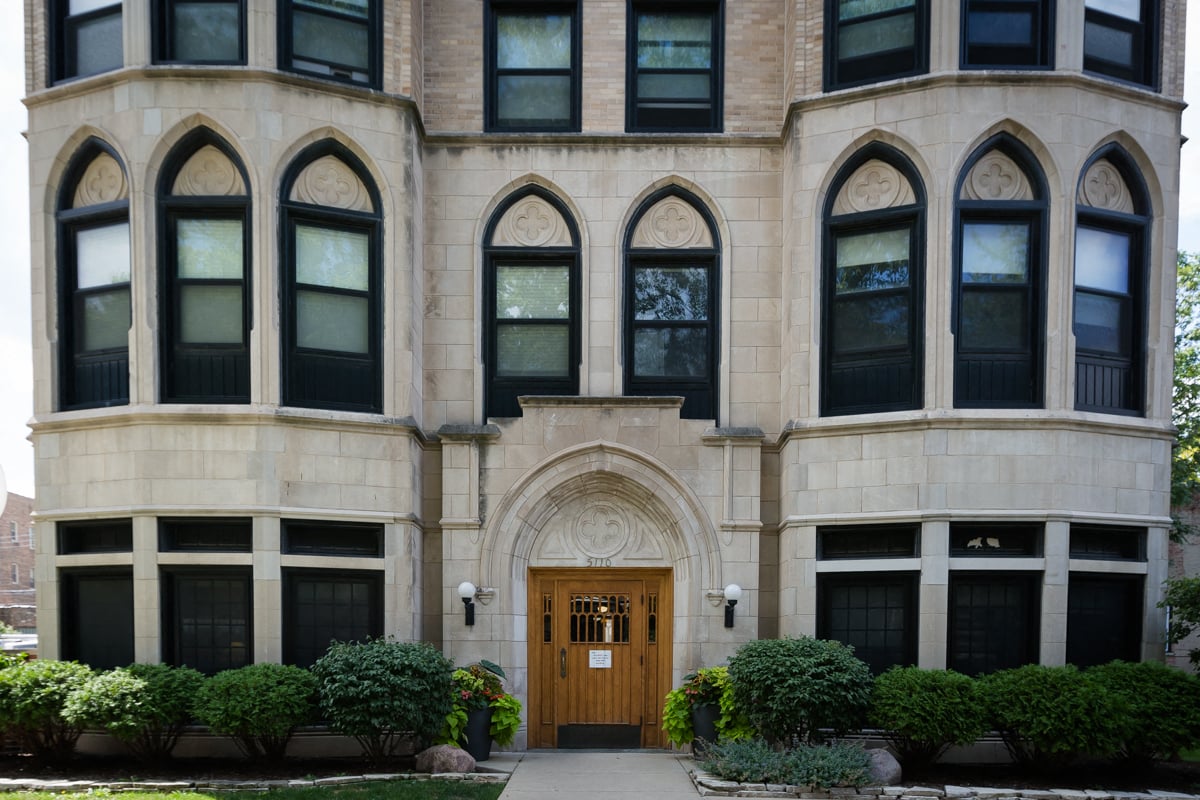 hyde park chicago apartment home CTA public transportation building with yard